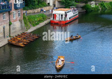 14th luglio 2019 - Durham, Inghilterra, Regno Unito: I locali e i turisti che godono del sole sul lungofiume indossano il fiume nel centro di Durham. Popolare per Durham Foto Stock