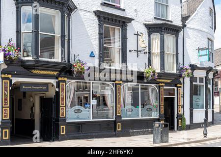 14th luglio 2019 - Durham, Inghilterra, Regno Unito: La facciata esterna del popolare bar e ristorante della casa pubblica Half Moon Inn nel centro della città di Durham Foto Stock