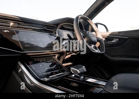 A 2019 Audi Q8 con volante multifunzione in pelle nera con cruscotto digitale e console centrale con touch screen Foto Stock