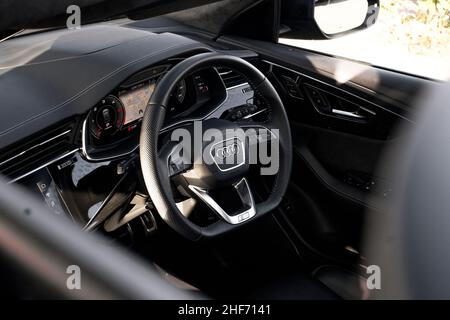 A 2019 Audi Q8 con volante multifunzione in pelle nera con cruscotto digitale Foto Stock