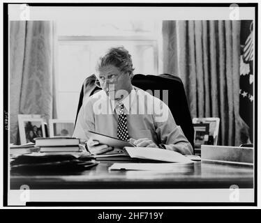 Il presidente William J Clinton, seduto al suo tavolo presso l'ufficio ovale, Washington, DC, 1993. Foto Stock