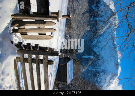 Passeggiata invernale nei pressi di Mittenwald, le montagne del Karwendel tutte bianche, in primo piano il prato innevato, Heustadl, Europa, Germania, Baviera, Alta Baviera, Werdenfels, inverno, Monti del Karwendel, Foto Stock