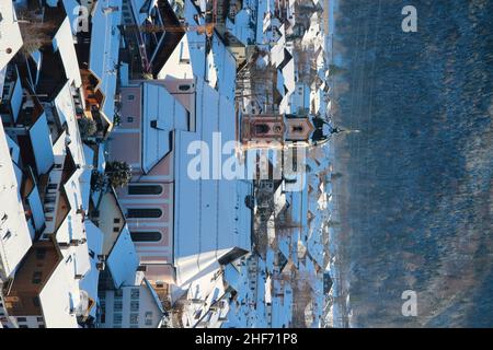 Vista della Chiesa di San Pietro e Paolo a Mittenwald, Werdenfelser Land, alta Baviera, Germania meridionale, Germania, Europa Foto Stock