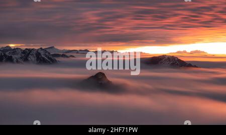 Tramonto spettacolare in montagna. Vista dalla cima di Aggenstein sulle nuvole fino a Säntis. Allgäu Alpi, Baviera, Germania, Europa Foto Stock