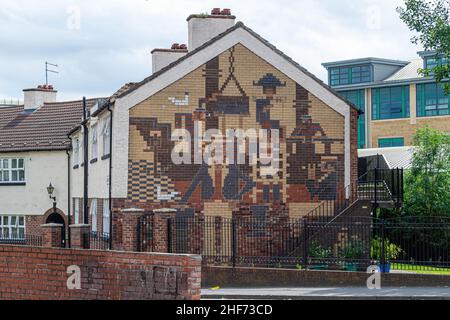 Newcastle, Regno Unito - 7th luglio 2019: Un murale sul lato di una casa nella zona di Quayside del centro di Newcastle, pagando i pescatori di rispetto e lavoratori della Marina Foto Stock
