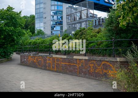 Newcastle, Regno Unito - 7th luglio 2019: Graffiti Wall lungo il fiume nel centro di Newcastle. Passeggiata popolare lungo il fiume Tyne per la gente del posto e turisti o Foto Stock