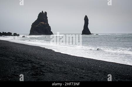 Reynisfjara aka spiaggia di sabbia nera è una spiaggia tropicale famosa in tutto il mondo che si trova sulla costa meridionale dell'Islanda. Con le sue enormi pile di basalto, ruggente Atlante Foto Stock