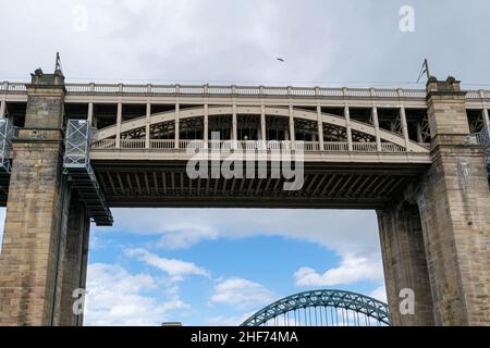 Newcastle, UK - 7 luglio 2019: High Level Bridge è un ponte ferroviario che attraversa il fiume Tyne tra Newcastle upon Tyne e Gateshead. Era così Foto Stock