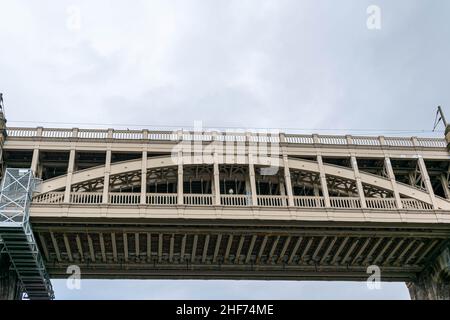 Newcastle, UK - 7 luglio 2019: High Level Bridge è un ponte ferroviario che attraversa il fiume Tyne tra Newcastle upon Tyne e Gateshead. Era così Foto Stock