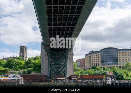 Newcastle, UK - 7 luglio 2019: Sotto il Tyne Bridge, un ponte ad arco passante sul fiume Tyne nel nord-est dell'Inghilterra, che collega Newcastle upon Ty Foto Stock