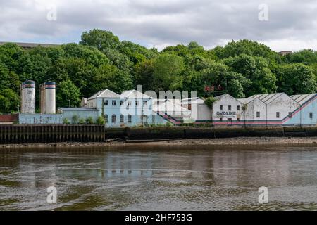 Newcastle, UK - 7 maggio 2019: Gli oli Brett su Gateshead Quayside si ergono sotto l'ombra del ponte di alto livello. Recentemente acquisito per essere sviluppato in Foto Stock