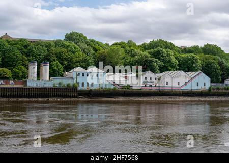 Newcastle, UK - 7 maggio 2019: Gli oli Brett su Gateshead Quayside si ergono sotto l'ombra del ponte di alto livello. Recentemente acquisito per essere sviluppato in Foto Stock