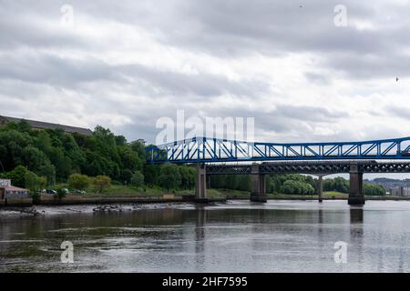 Newcastle, UK - 7 maggio 2019: Famosi ponti che collegano Newcastle e Gateshead sul fiume Tyne, Tyne Bridge, High Level Bridge, Swing Bridge, King Foto Stock