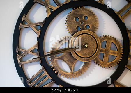 Il vecchio orologio a muro - meccanismo interno, verticale Foto stock -  Alamy