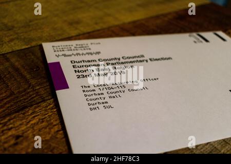 Voto postale per le elezioni del Consiglio della contea di Durham lettera, elezione per le elezioni locali e le elezioni del Parlamento europeo. Scrivania con tavolo in legno di sfondo. Foto Stock