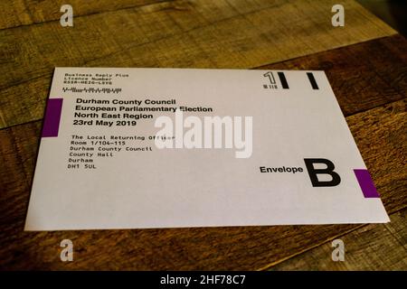 Voto postale per le elezioni del Consiglio della contea di Durham lettera, elezione per le elezioni locali e le elezioni del Parlamento europeo. Scrivania con tavolo in legno di sfondo. Foto Stock