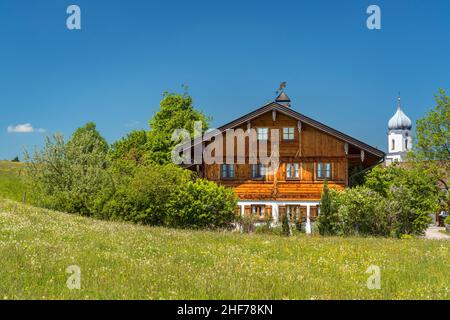 Agriturismo e chiesa, Hopferau, Allgäu, Baviera, Germania Foto Stock