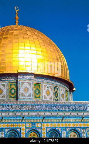 Il pomeriggio di sole risplende sulla cupola dorata della moschea Al Aqsa di Gerusalemme Foto Stock