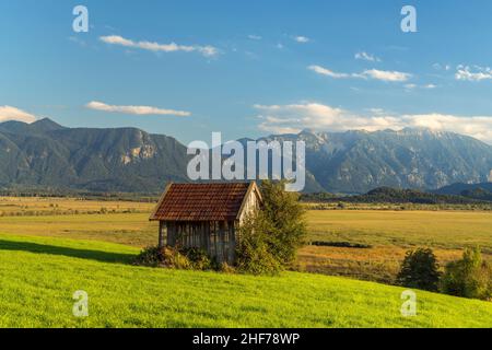 Vista su Murnauer Moos fino alle Alpi bavaresi, Murnau, alta Baviera, Germania Foto Stock