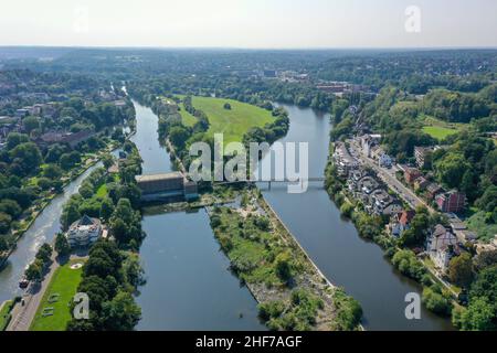 Muelheim an der Ruhr, Renania settentrionale-Vestfalia, Germania - Gruenes Ruhrgebiet a Muelheim an der Ruhr. Davanti a sinistra si trova la stazione dell'acqua. Centro dell'isola della Ruhr. Foto Stock