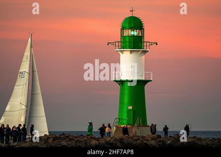 Impressione serale al West Mole Fire di Rostock-Warnemünde, Mar Baltico Foto Stock