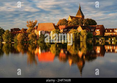 Impressione mattutina nella città vecchia di Möllner allo Schulsee Foto Stock