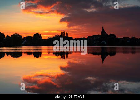 Impressione serale al Möllner Schulsee Foto Stock