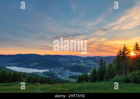 Vista da Hochfirst sul Titisee fino a Feldberg, Foresta Nera, Baden-Wuerttemberg, Germania Foto Stock