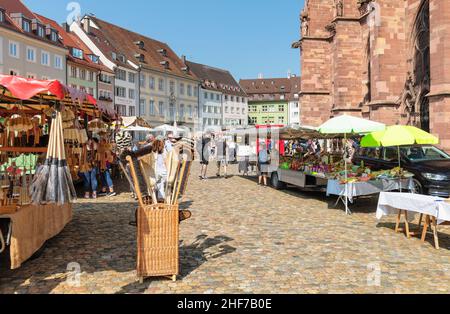 Mercato settimanale a Munsterplatz, Friburgo in Breisgau, Foresta Nera meridionale, Baden-Württemberg, Germania Foto Stock