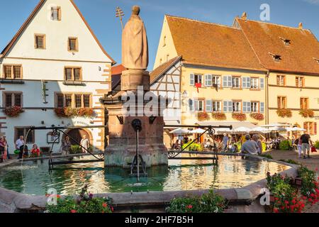 Place de Chateau St.Leon, Eguisheim, Alsace Wine Route, Alsazia, Francia Foto Stock