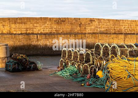 HOPEMAN, MORAY, SCOZIA - 10 GENNAIO 2022: Questo mostra il Creel Fishing Tackle sui moli del porto di Hopem, An, Moray, Scozia, il 10 gennaio Foto Stock