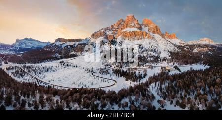 Italia, Veneto, provincia Belluno, Cortina d'Ampezzo, vista aerea sul passo tre Croci con il Monte Cristallo, Dolomiti Foto Stock