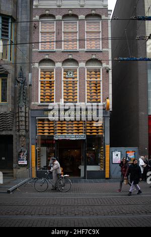 Amsterdam, Olanda, Paesi Bassi - 6th maggio 2019: L'esterno di Henri Willig Cheese - una tradizionale sop di formaggio nel centro di Amsterdam Foto Stock