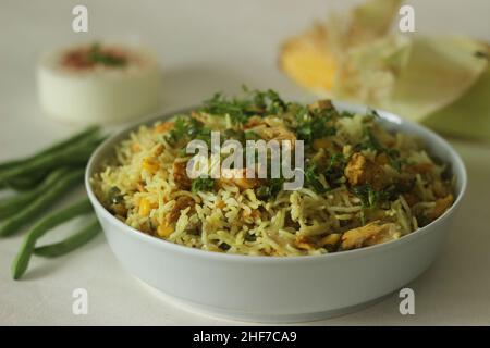 Riso di pollo con mais dolce. Riso basmati al vapore con mais saltato, fagioli e pollo. Un piatto di riso per pranzo o cena. Shot con mais aperto Foto Stock