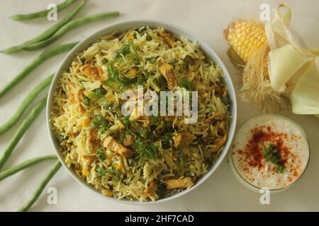 Riso di pollo con mais dolce. Riso basmati al vapore con mais saltato, fagioli e pollo. Un piatto di riso per pranzo o cena. Shot con mais aperto Foto Stock