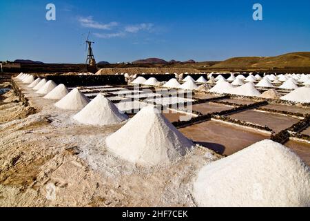 Pile di sale in soluzione fisiologica di esplorazione in Janubio, Lanzarote Foto Stock