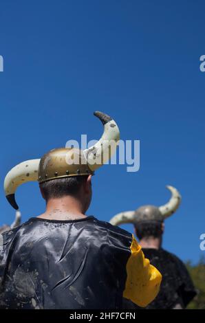 Due ragazzi vestiti come vichingo con un casco giocattolo cornato Foto Stock