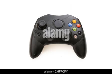 Controller per videogiochi isolato su sfondo bianco. Controllo console di gioco a soffitto, colore nero, wireless. Foto Stock