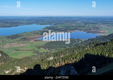 Germania, Baviera, Swabia, Allgäu, Ostallgäu, Füssen, vista da Tegelberg a Schwangau, Forggen e Bannwaldsee Foto Stock