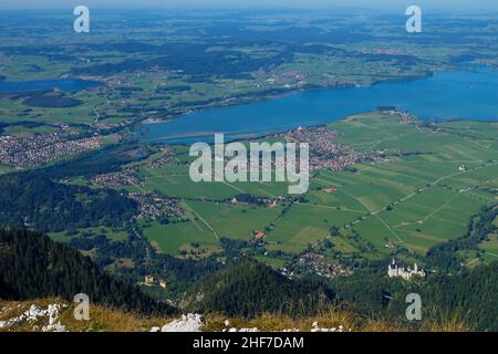 Germania, Baviera, Allgäu, Alpi calcaree settentrionali, Alpi Ammergau, Säuling, 2047 m, doppia cima Säuling, vista di Hopfensee, Forggensee, Castelli Neuschwanstein e Hohenschwangau, San Colomano Foto Stock