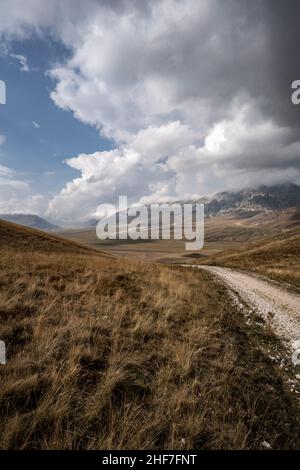 Ciclisti in montagna su una strada di montagna nei pressi di Santo Stefano di Sessiano, Abruzzo, Italia Foto Stock