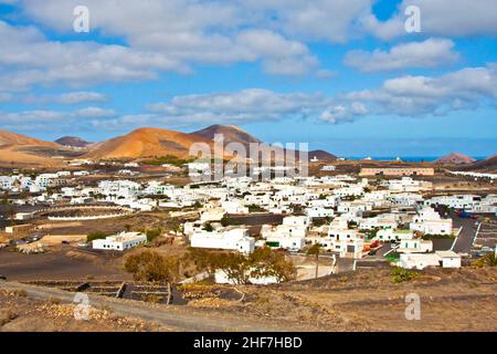 Bellissima città di Uga nella zona vulcanica di Lanzarote Foto Stock