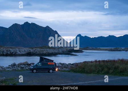 Norvegia, Lofoten, Austvågøya, villaggio di pescatori Laukvik, campeggio al porto, casa mobile Foto Stock