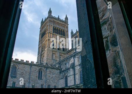 Durham, UK - 29 agosto 2019: Il cortile all'interno della Cattedrale di Durham. Incandescente, illuminante la sera, la notte. Harry potter ha girato le scene qui. Beau Foto Stock