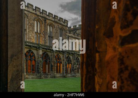 Durham, UK - 29 agosto 2019: Il cortile all'interno della Cattedrale di Durham. Incandescente, illuminante la sera, la notte. Harry potter ha girato le scene qui. Beau Foto Stock