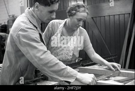 1930s donna che indossa un grembiule bianco latte tenuto fuori dal  frigorifero Foto stock - Alamy