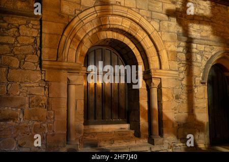 Durham, UK - 29 agosto 2019: Il cortile all'interno della Cattedrale di Durham. Incandescente, illuminante la sera, la notte. Harry potter ha girato le scene qui. Beau Foto Stock