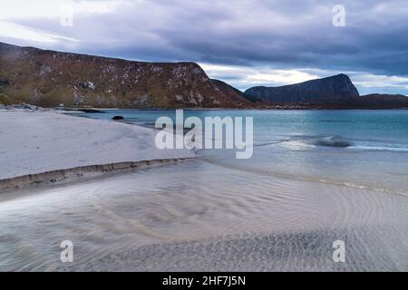 Norvegia, Lofoten, Vestvågøya, Haukland Beach, bassa marea Foto Stock