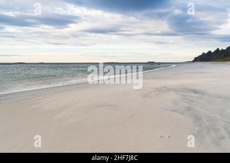 Norvegia, Vesterålen, Andøya, paesaggio costiero vicino a Bleik, spiaggia sabbiosa Foto Stock