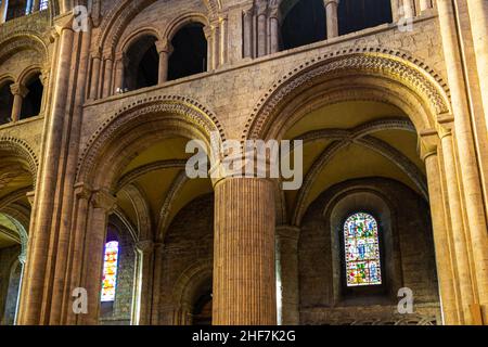 Durham, Regno Unito - 28th agosto 2019: Interni Durham Cathedral, Inghilterra. Chiesa di Cristo, Beata Maria la Vergine e San Cuthbert di Durham. Gothi Foto Stock